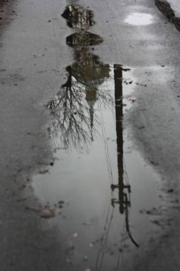 Kilisenin sudaki güzel yansıması.