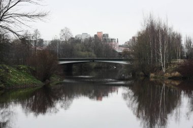 Rusya 'da köprüsü olan güzel sonbahar manzarası nehri