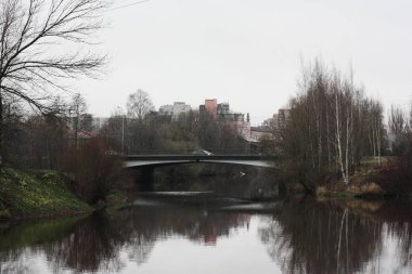 Rusya 'da köprüsü olan güzel sonbahar manzarası nehri 