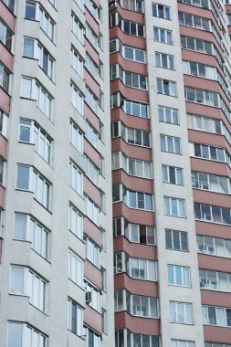 Pencereleri kapalı kırmızı beyaz ev 