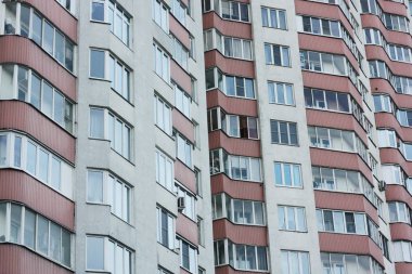 Pencereleri kapalı kırmızı beyaz ev 