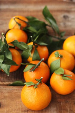 Masada yaprakları olan taze, sulu mandalinalar 