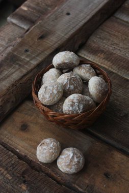 Tahta bir masada nefis zencefilli ekmek.