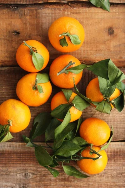 Saftige Frische Mandarinen Mit Blättern Auf Dem Tisch — Stockfoto