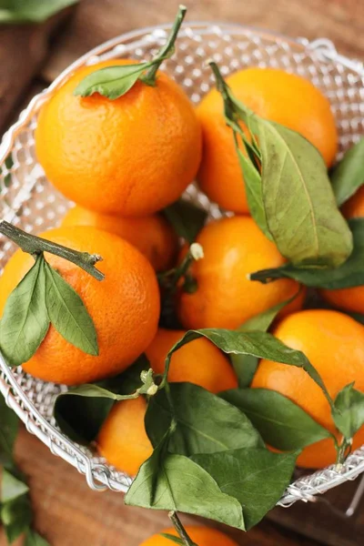 Mandarines Fraîches Juteuses Avec Des Feuilles Sur Table — Photo