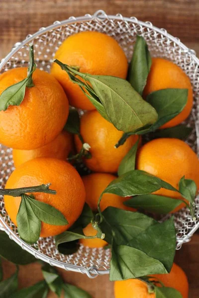 Saftige Frische Mandarinen Mit Blättern Auf Dem Tisch — Stockfoto