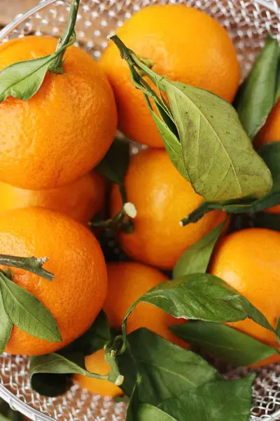 Saftige Frische Mandarinen Mit Blättern Auf Dem Tisch — Stockfoto