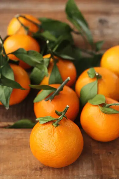 Šťavnaté Čerstvé Mandarinky Listy Stole — Stock fotografie