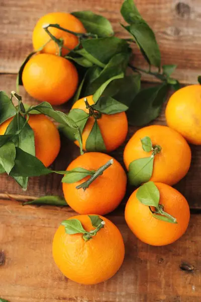 Saftige Frische Mandarinen Mit Blättern Auf Dem Tisch — Stockfoto