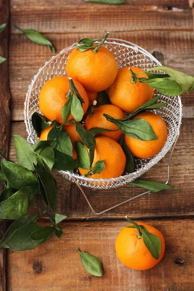 Saftige Frische Mandarinen Mit Blättern Auf Dem Tisch — Stockfoto