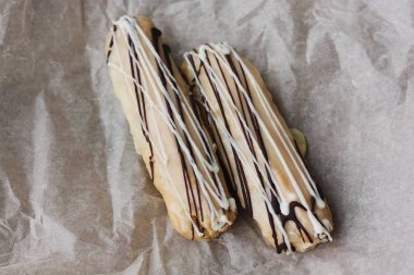 Vanilyalı ve çikolatalı nefis ekler.