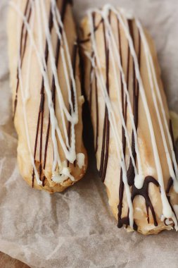 Vanilyalı ve çikolatalı nefis ekler.