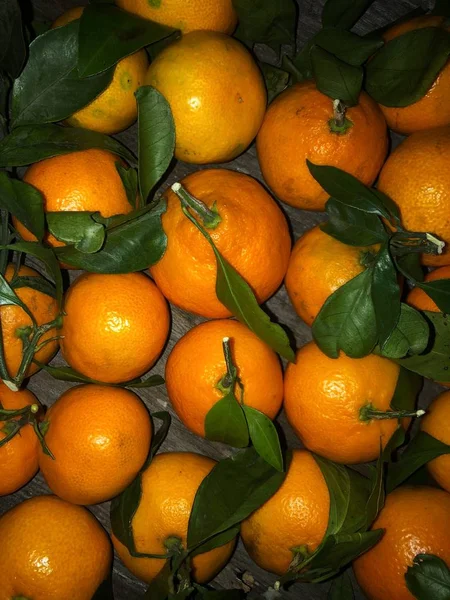 Saftige Frische Mandarinen Mit Blättern Auf Dem Tisch — Stockfoto