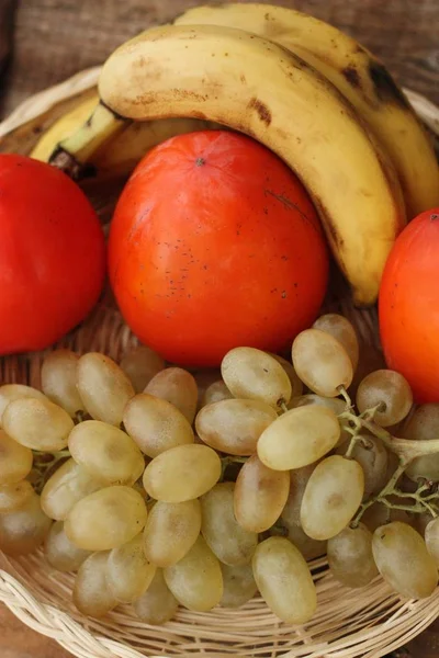 Bananes Raisins Persimmons Dans Panier Bois — Photo