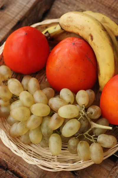 Bananes Raisins Persimmons Dans Panier Bois — Photo