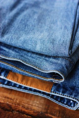 Cepleri kapalı güzel kot pantolonlar.