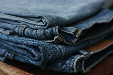 Cepleri kapalı güzel kot pantolonlar.