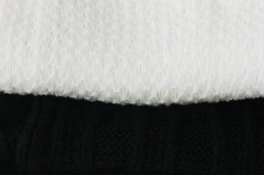 Güzel beyaz ve siyah eşarplar yakın görünüm