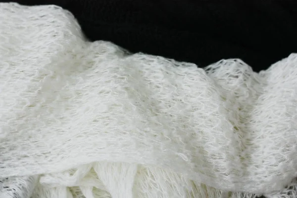 Güzel beyaz ve siyah eşarplar yakın görünüm