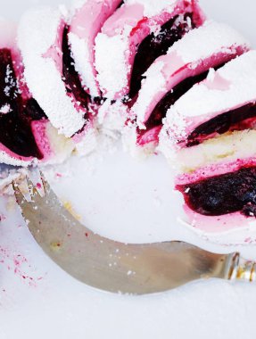 Kiraz reçelli Noel pastası. Yakın plan. 