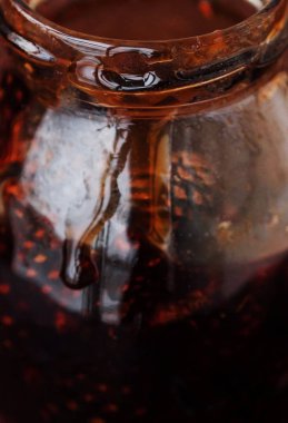 Lezzetli taze reçel ve makro orman konileri.