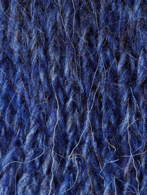 Güzel mavi örülmüş süveter. Yakından bak.