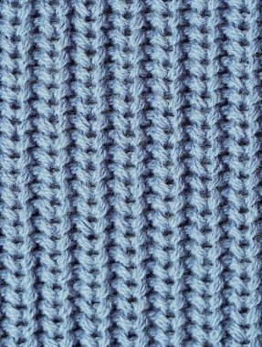 Güzel mavi örülmüş süveter. Yakından bak.