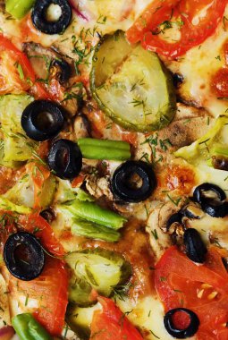 Mantarlı ve domatesli lezzetli pizza.