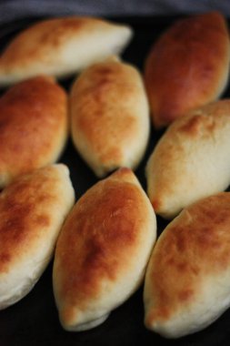 Masa manzaralı lezzetli taze turtalar  