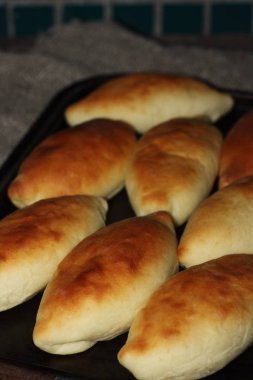 Masa manzaralı lezzetli taze turtalar  