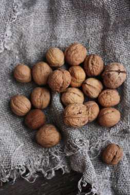 Gri keten arkaplanda cevizler 