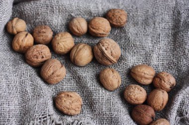 Gri keten arkaplanda cevizler