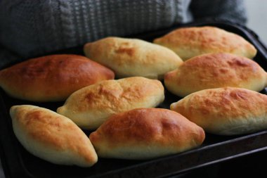 Masa manzaralı lezzetli taze turtalar