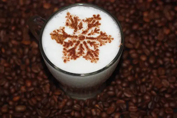 Weihnachten Cappuccino Mit Zimt Und Kaffeebohnen — Stockfoto
