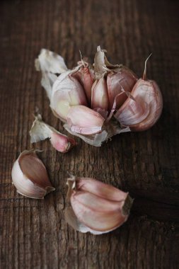 Tahta bir masada taze sarımsak.