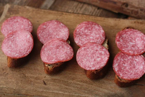 Ekmek ve sosisli sandviçler masada. 