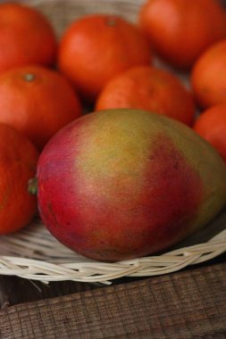 Masada taze mango ve mandalina var.