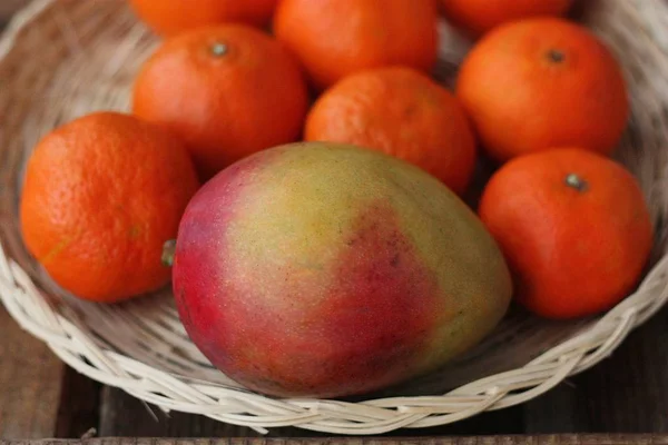 Fresh Mango Tangerines Table — Stock Photo, Image