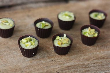 Masada fıstıklı çikolata şekerlemeleri.