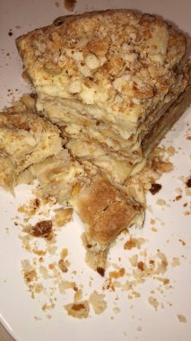 Lezzetli Napolyon keki beyaz tabakta 