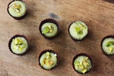 Masada fıstıklı çikolata şekerlemeleri.