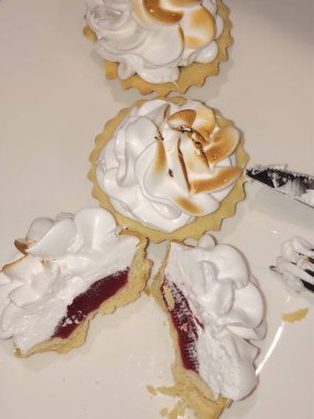 Vanilya krema ve reçel ile lezzetli kek