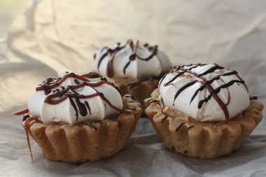 Karamelli ve kremalı lezzetli kekler.