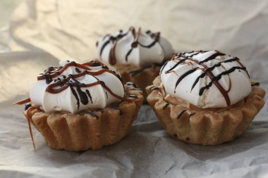 Karamelli ve kremalı lezzetli kekler.