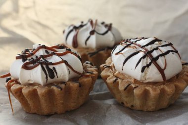 Karamelli ve kremalı lezzetli kekler.