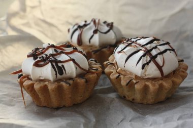 Karamelli ve kremalı lezzetli kekler.