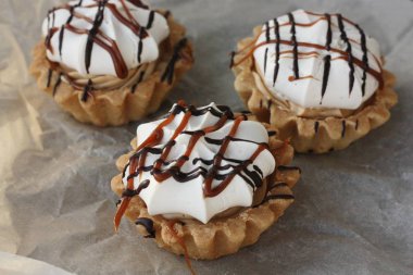 Karamelli ve kremalı lezzetli kekler.