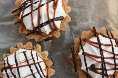 Karamelli ve kremalı lezzetli kekler.