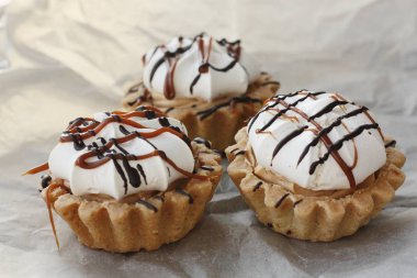 Karamelli ve kremalı lezzetli kekler.