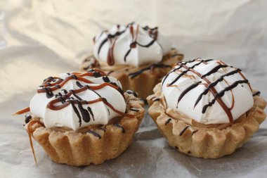 Karamelli ve kremalı lezzetli kekler.